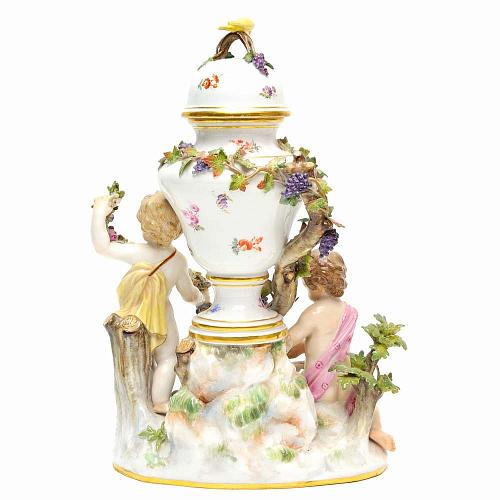 Скульптурная композиция с вазой и двумя путти.