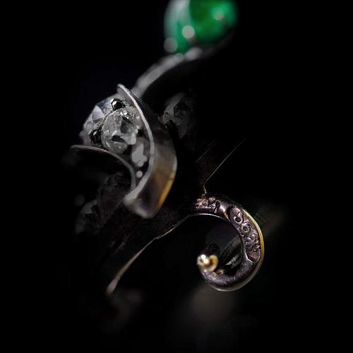 Брошь с природными изумрудами, бриллиантами и алмазами.