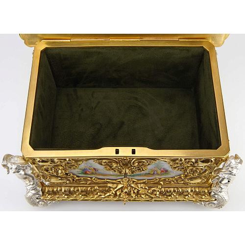 Большой ларец с галантными сценами