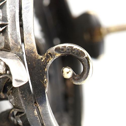 Брошь с природными изумрудами