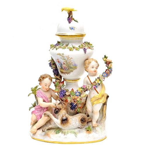 Скульптурная композиция с вазой и двумя путти