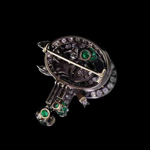 Брошь с природными изумрудами, бриллиантами и алмазами.