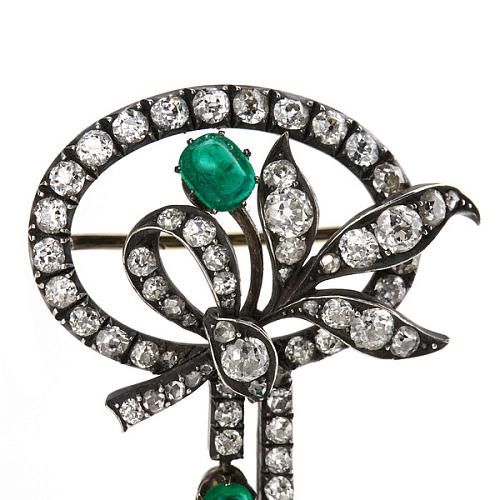 Брошь с природными изумрудами, бриллиантами и алмазами.