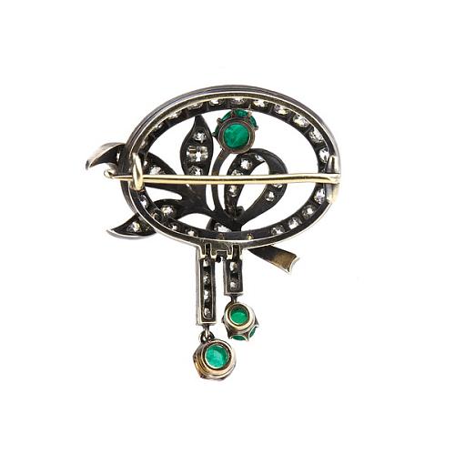 Брошь с природными изумрудами, бриллиантами и алмазами.