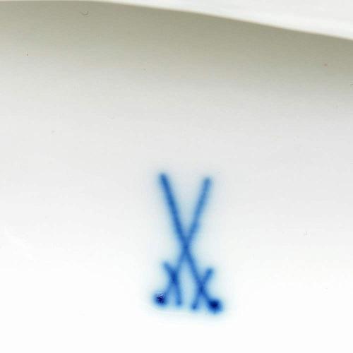 Скульптурная композиция с вазой и двумя путти.