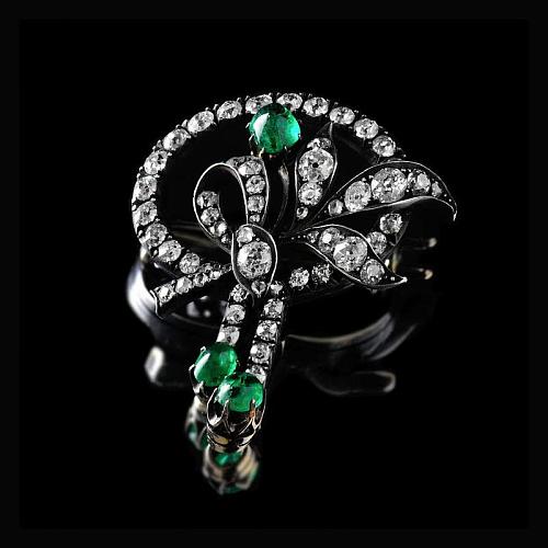 Брошь с природными изумрудами, бриллиантами и алмазами.